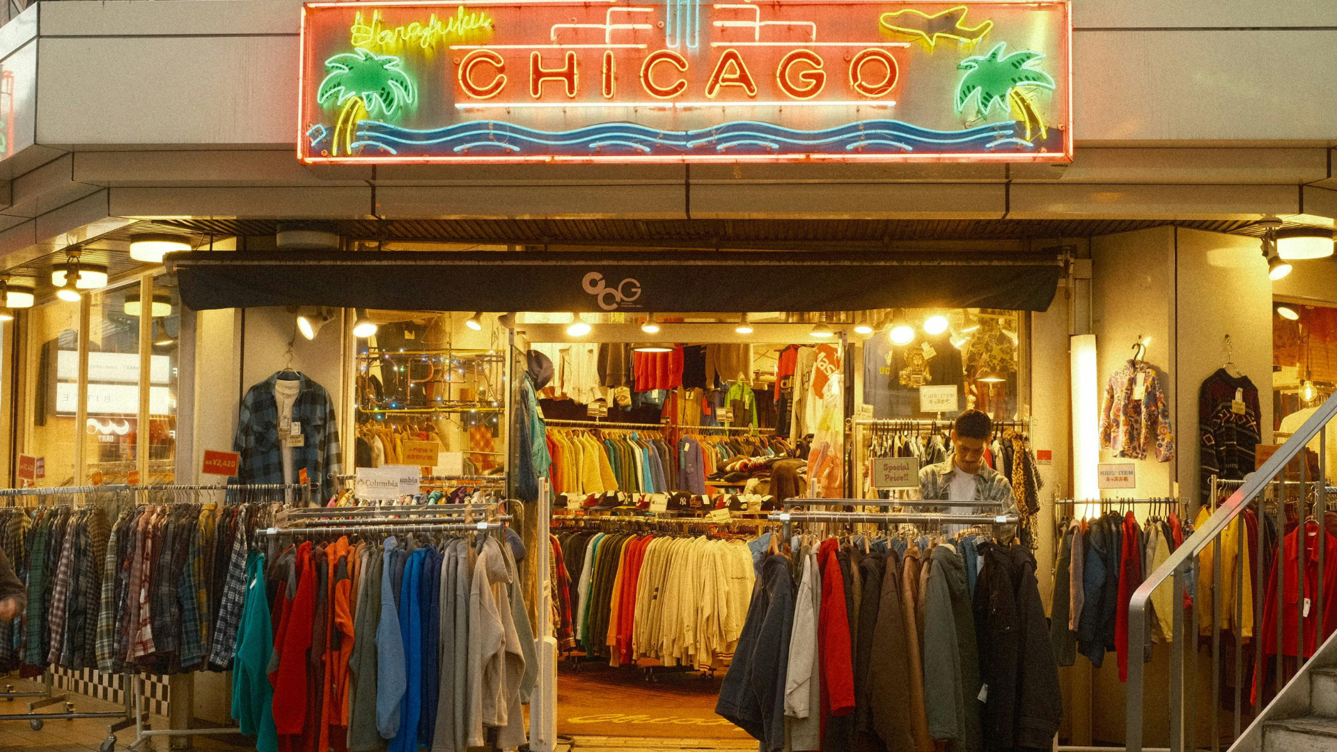 Esterno di un negozio di abbigliamento vintage a Harajuku, Tokyo, con insegne neon, utilizzato per rappresentare il supporto nel settore fashion e retail.