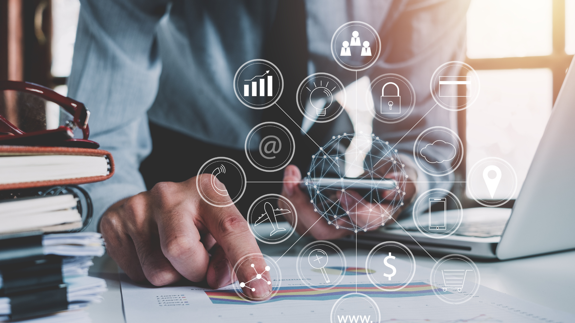 Mani che interagiscono con uno smartphone e un laptop circondati da icone digitali di cloud, analisi dati e sicurezza, a simboleggiare l'ecosistema di servizi integrati per l'espansione in Giappone.