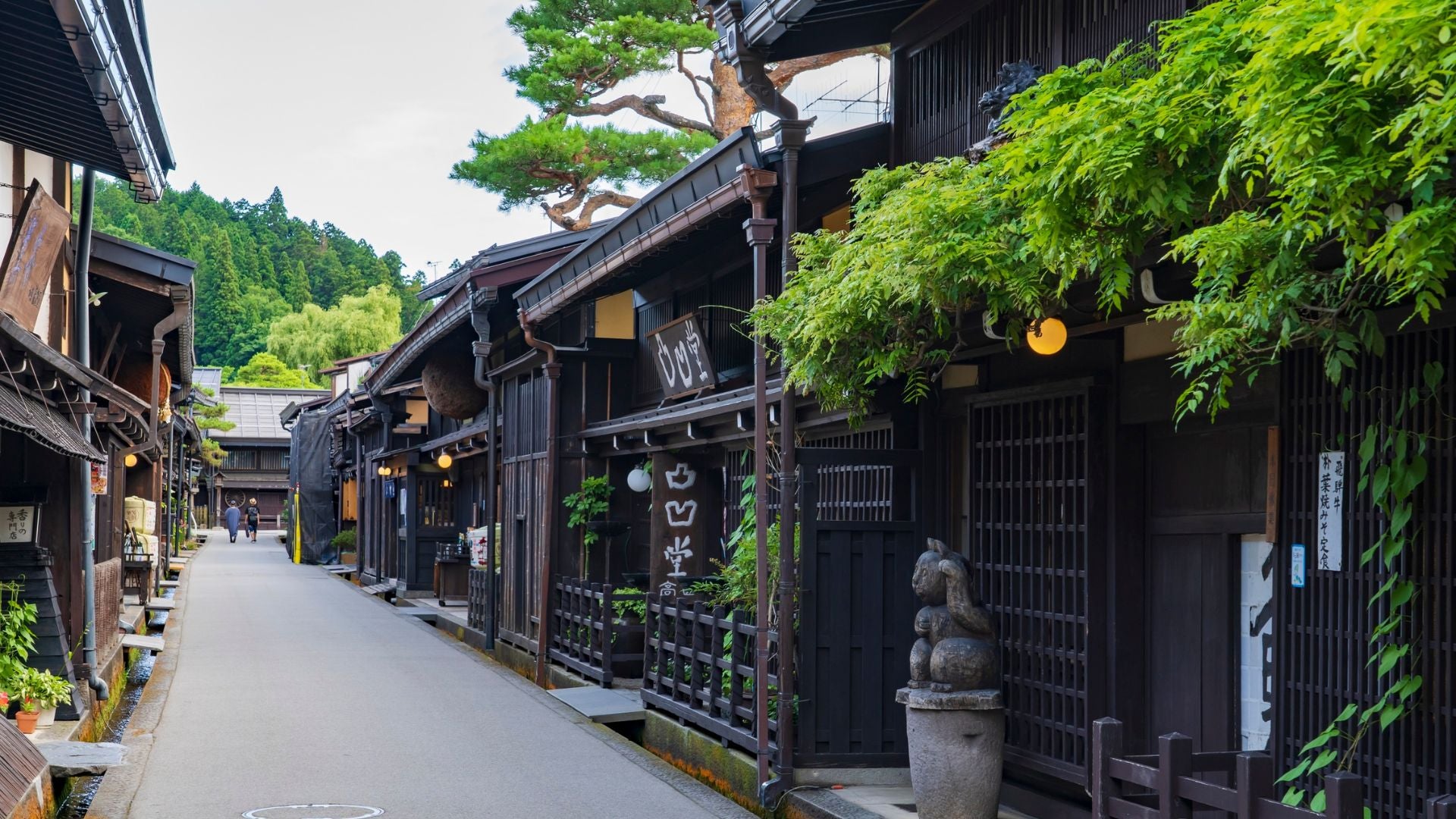 Scorcio autentico di una strada tradizionale nella prefettura di Gifu, con architetture storiche in legno e lanterne tipiche, rappresentazione del "Giappone nascosto" e degli itinerari fuori dalle rotte turistiche proposti da Hidden Japan.